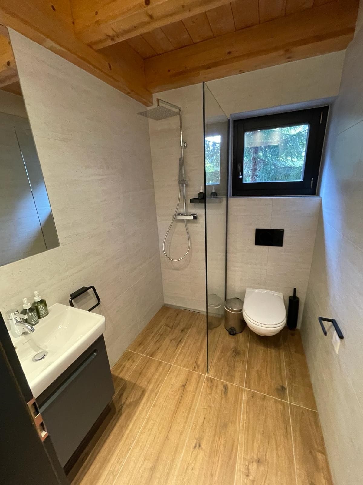 Douche vitrée et meuble vasque moderne installés par DEN Sanitaire à Verbier