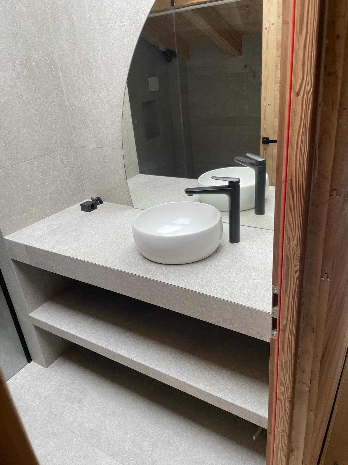 Vasque posée sur un plan de travail épuré avec étagères intégrées, salle d'eau rénovée par DEN Sanitaire