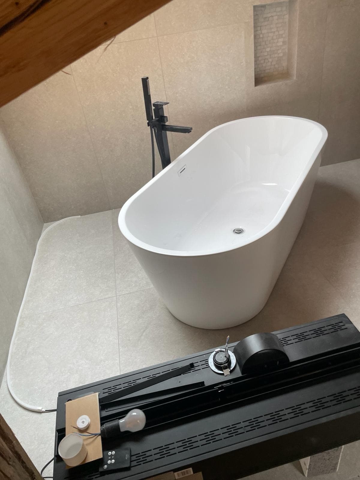 Baignoire autoportante moderne dans une salle d'eau minimaliste, rénovation DEN Sanitaire à Martigny