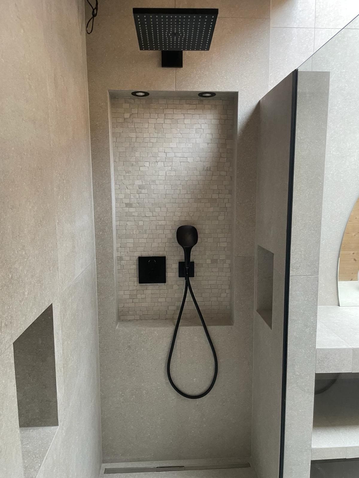 Cabine de douche avec tête encastrée et niches murales, installation DEN Sanitaire à Verbier
