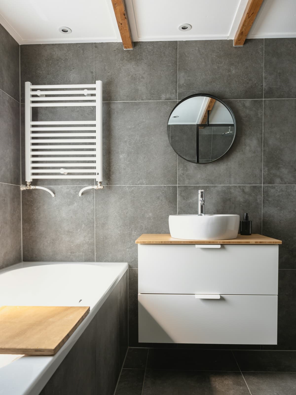 Salle d'eau transformée par DEN Sanitaire, sanitaires blancs et finitions soignées